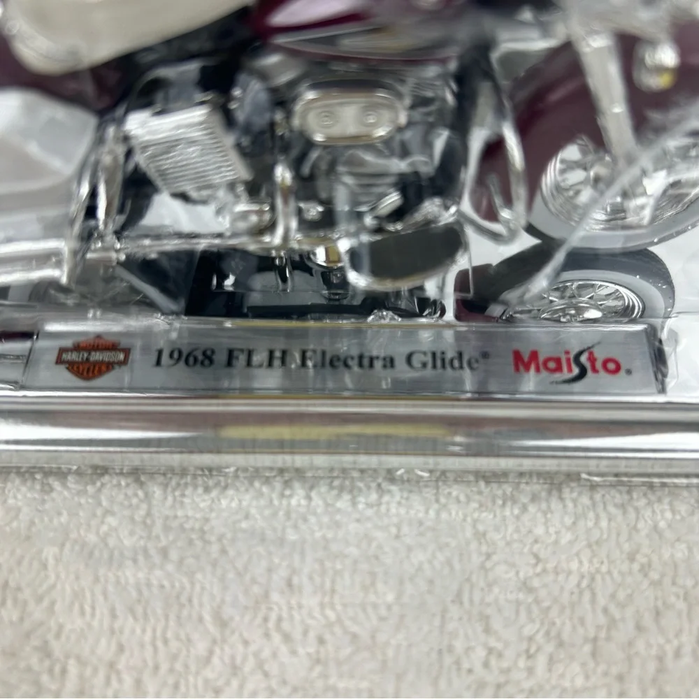 NIB Maisto (Avon) HarleyDavidson 1968 FLH Electra Glide 1:18 DieCast Collectible